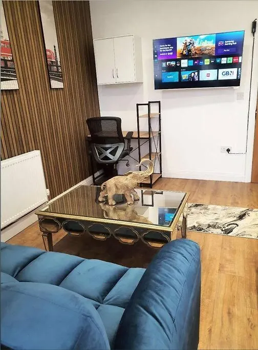 London-Themed Stylish Apartment , Near City Centre Nottingham