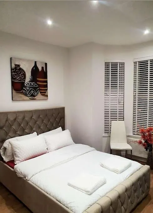 London-Themed Stylish Apartment , Near City Centre Nottingham
